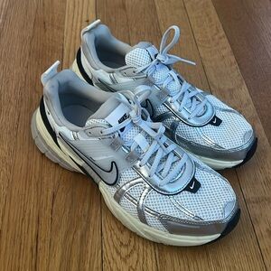 Nike V2K Run sneakers size 8.5